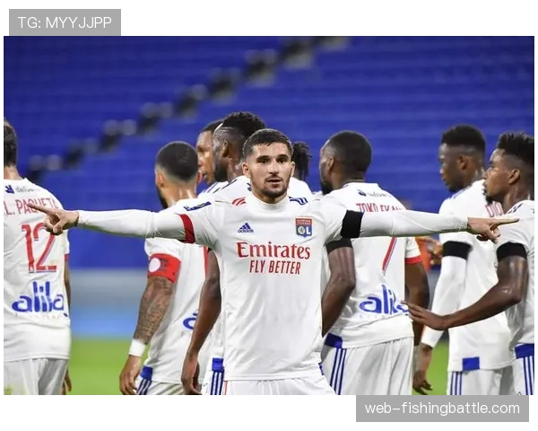 场边花絮:里昂小球迷冲入场内拥抱拉卡泽特,比赛短暂暂停 场边花絮:里昂小球迷冲入场内拥抱拉卡泽特,比赛短暂暂停